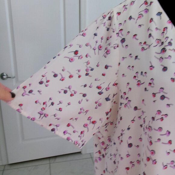 New EXPRESS Tiny Floral Print Short Sleeve V-Neck Flowy Blouse L Cream Purple - Picture 3 of 8